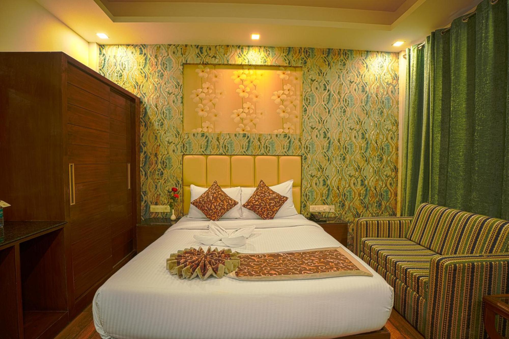Q Saina S K Regency Rishikesh Hotel ภายนอก รูปภาพ