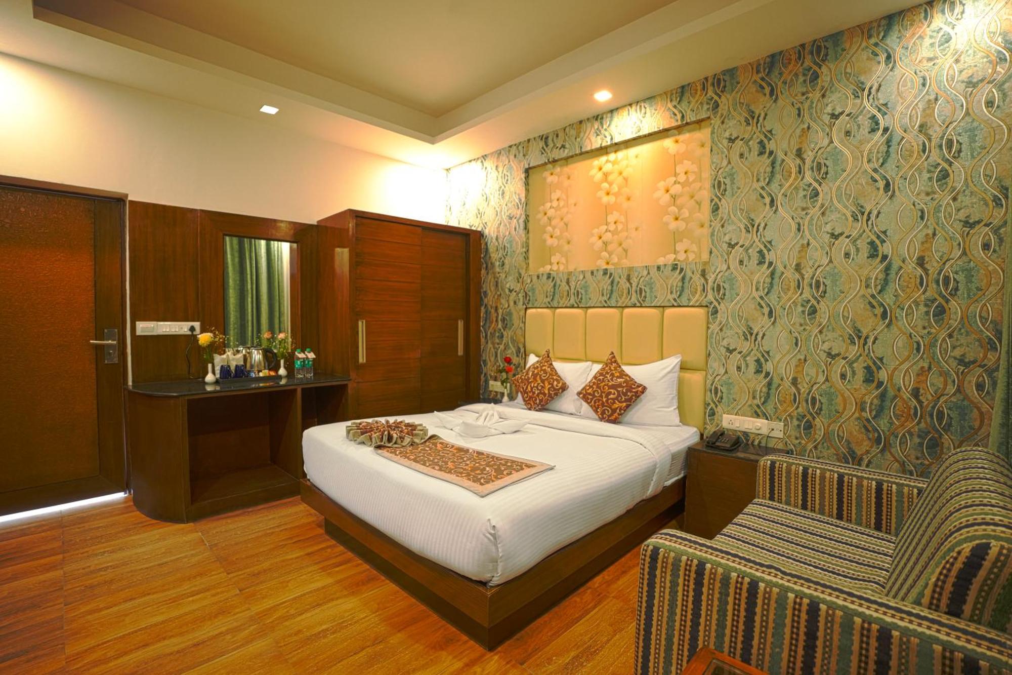 Q Saina S K Regency Rishikesh Hotel ภายนอก รูปภาพ