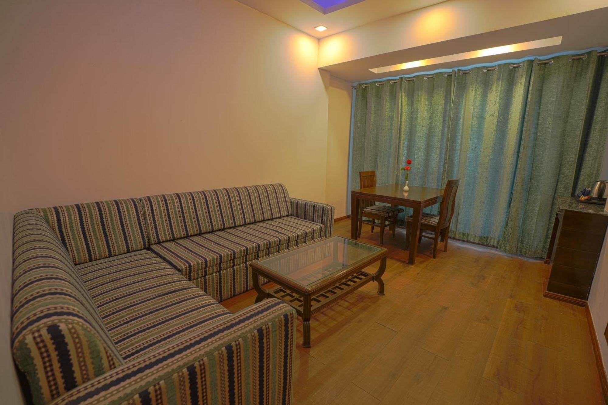 Q Saina S K Regency Rishikesh Hotel ภายนอก รูปภาพ